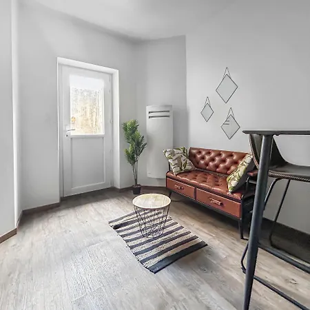 T2 Cosy Avec Terrasse Privée à Appartamento Montluçon